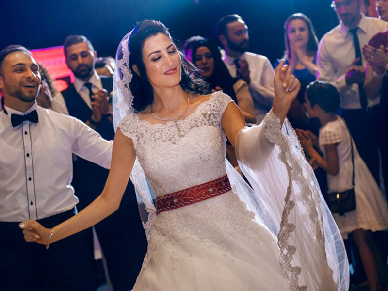 اضغط لمشاهدة الفيديو: منافسة على الرقص بين عريس وعروس في حفل زفاف تركي